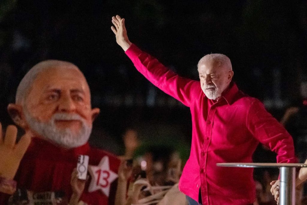 Lula conquista a reeleição após apuração histórica