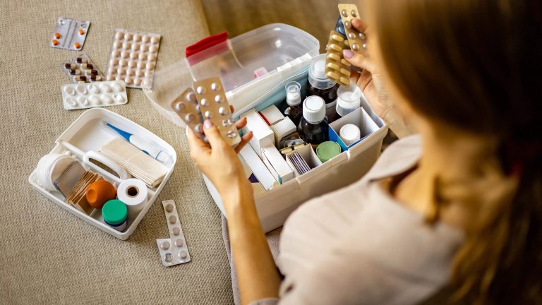 Remédio vencido? Entenda os riscos da farmacinha de casa